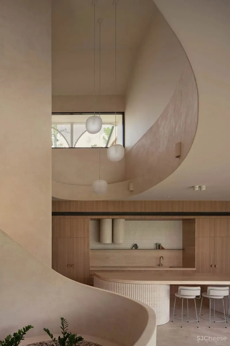 拱形环绕的简约大宅,宅家就能开启度假模式!