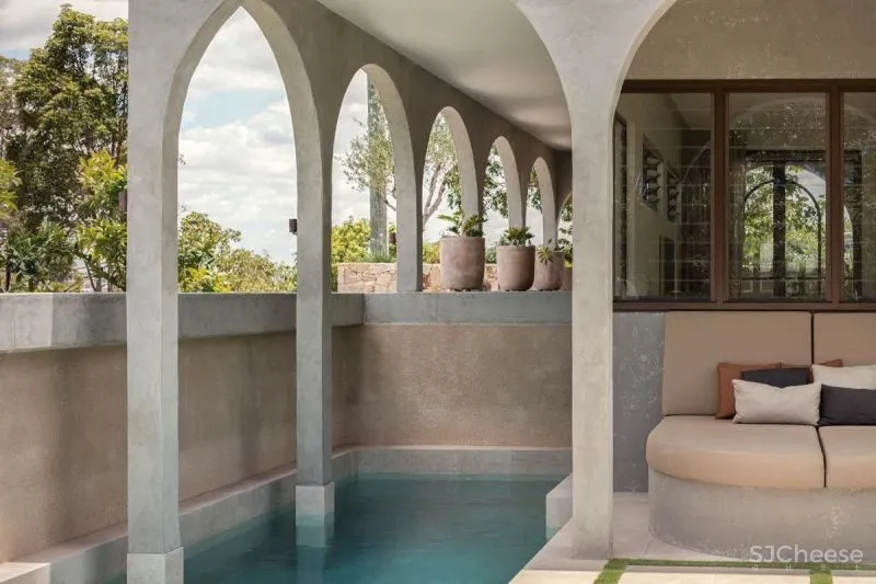 拱形环绕的简约大宅,宅家就能开启度假模式!