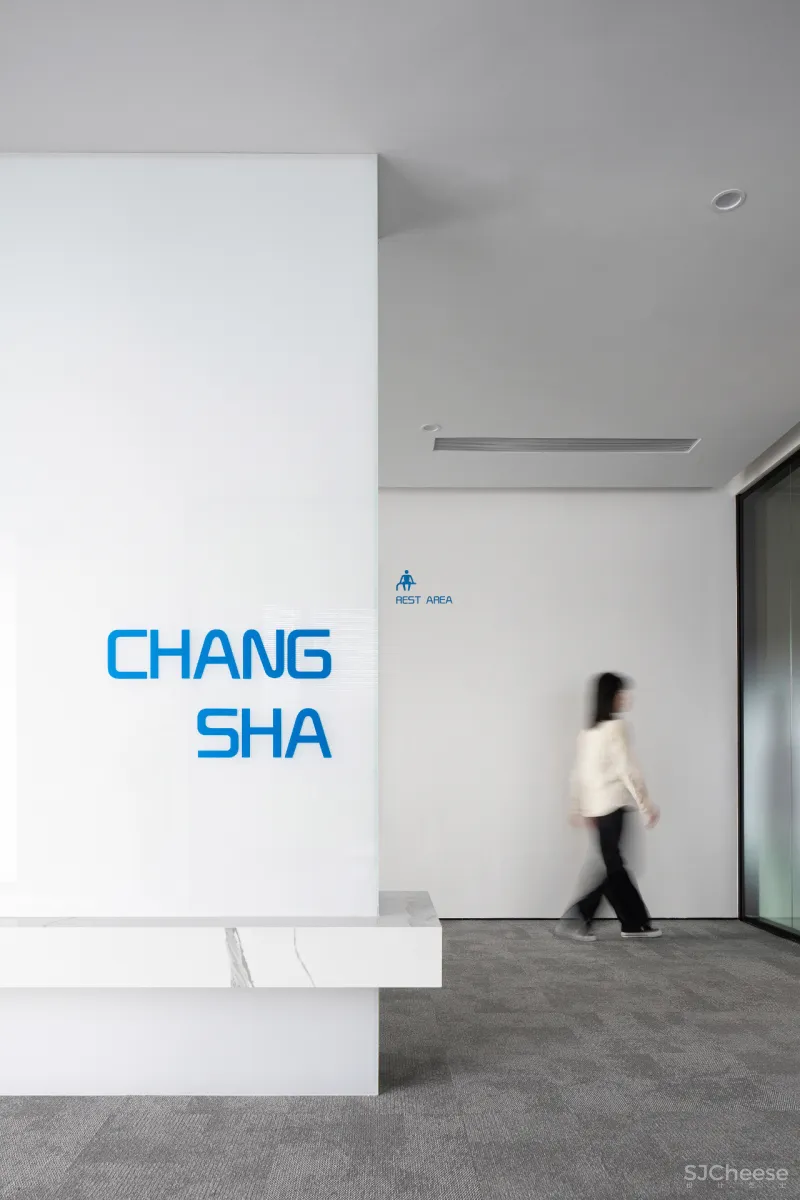 知白设计 × 餐盟严选:盒中绿意,21棵树的办公空间