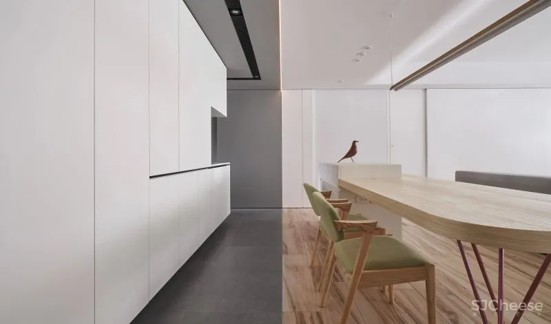 她买下低层高90㎡老房,74w造出极致纯净白色家,独自和收养的狗狗同住!