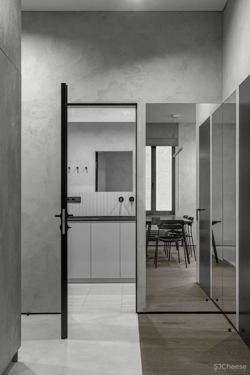 一间75平米的水泥灰公寓，利用色彩的装饰，拥有时髦与平衡感