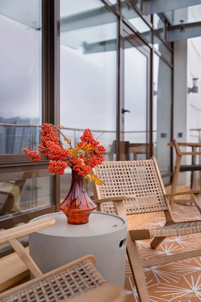 大户型下的浓郁枫叶红,留存满室的明朗光泽!