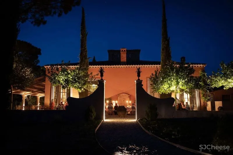 意大利千年古堡改造的酒店,1500万平米仅36间房,现代与古典的极限混搭!