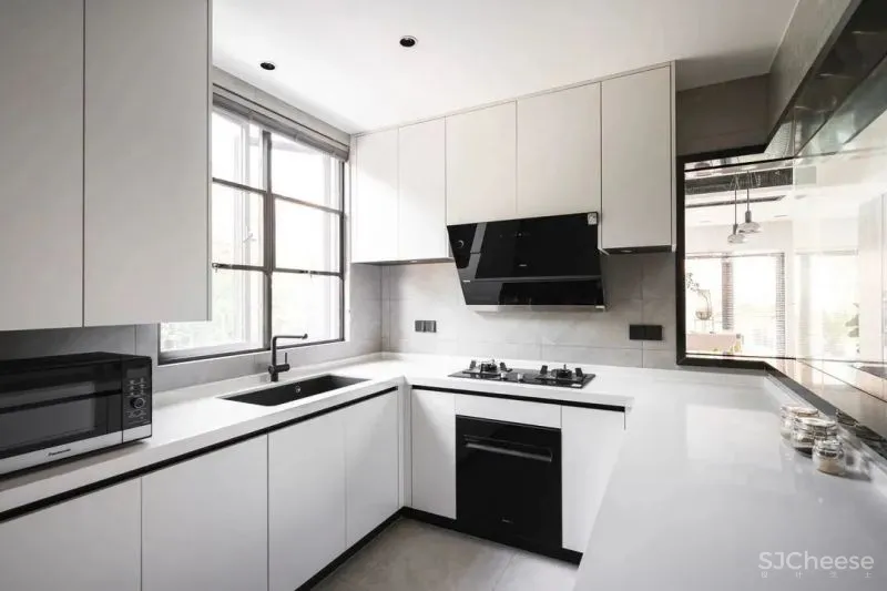 隔出玄关，打开客餐厅，环绕落地窗让家充满阳光 王中玮