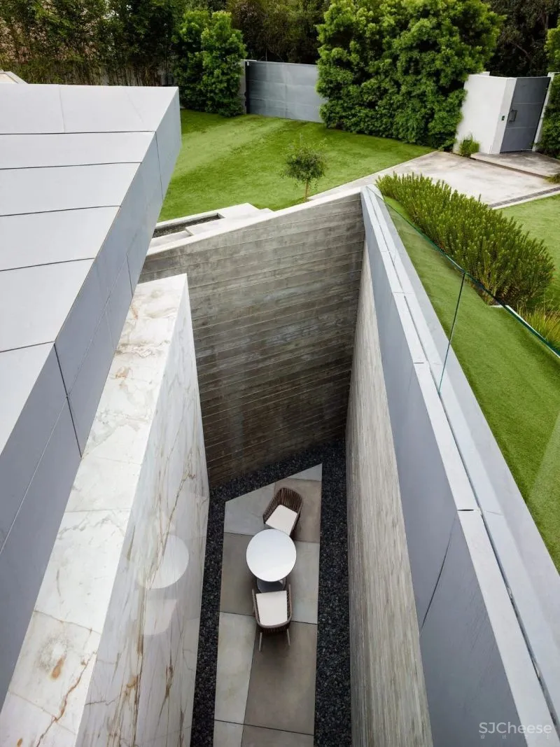 隐藏在草坪下的三层豪宅，用混凝土、钢材、木材打造前卫之所！