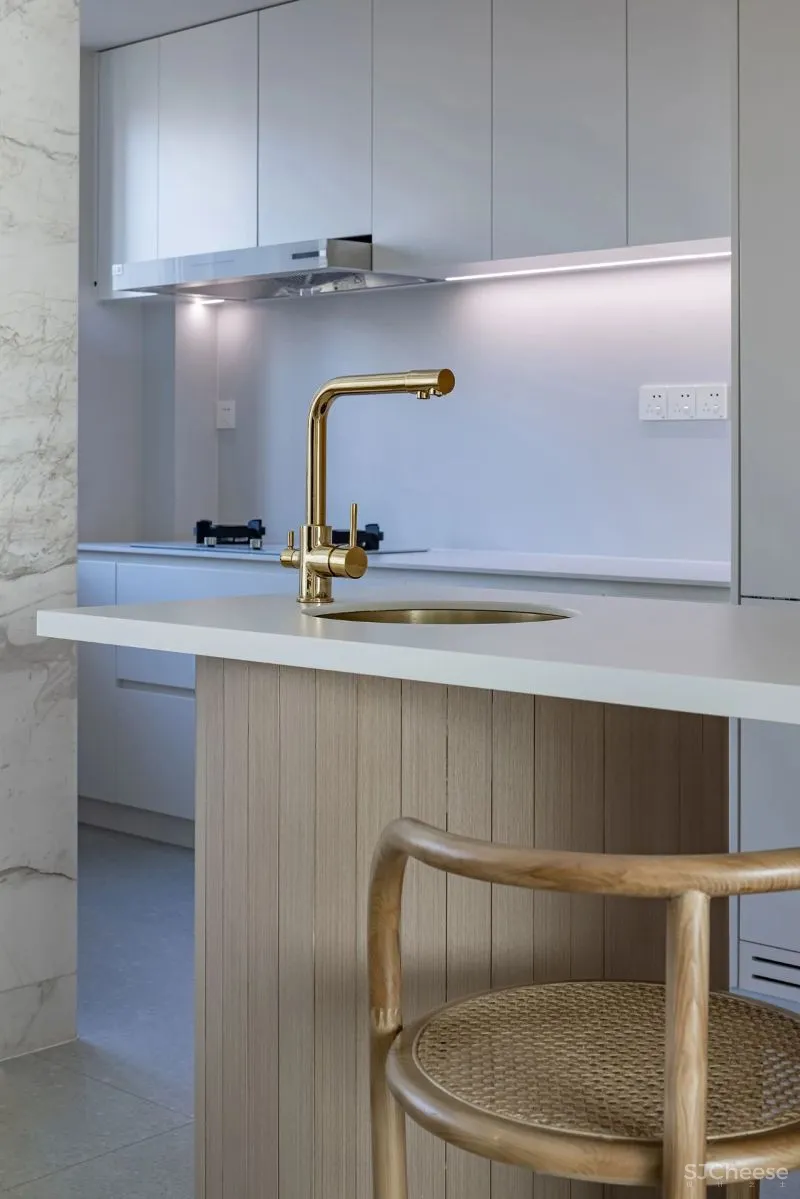 黄铜、石材、藤编，温暖自然的大平层设计丨木桃盒子