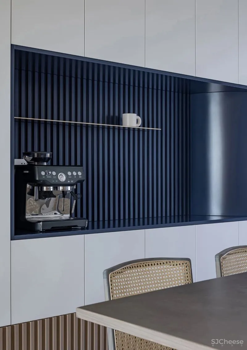 黄铜、石材、藤编，温暖自然的大平层设计丨木桃盒子