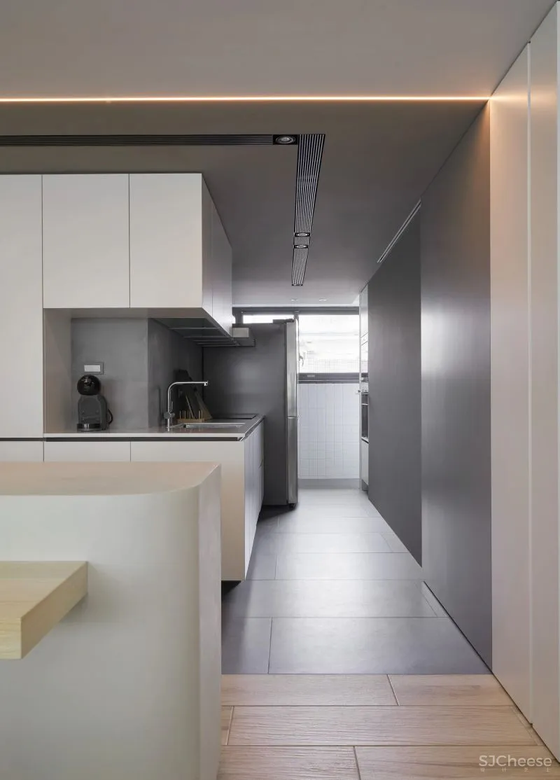 她买下低层高90㎡老房,74w造出极致纯净白色家,独自和收养的狗狗同住!