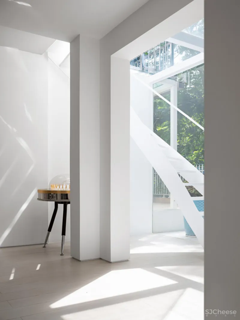 老宅变身极简白画廊，以空间与光探索艺术之雅