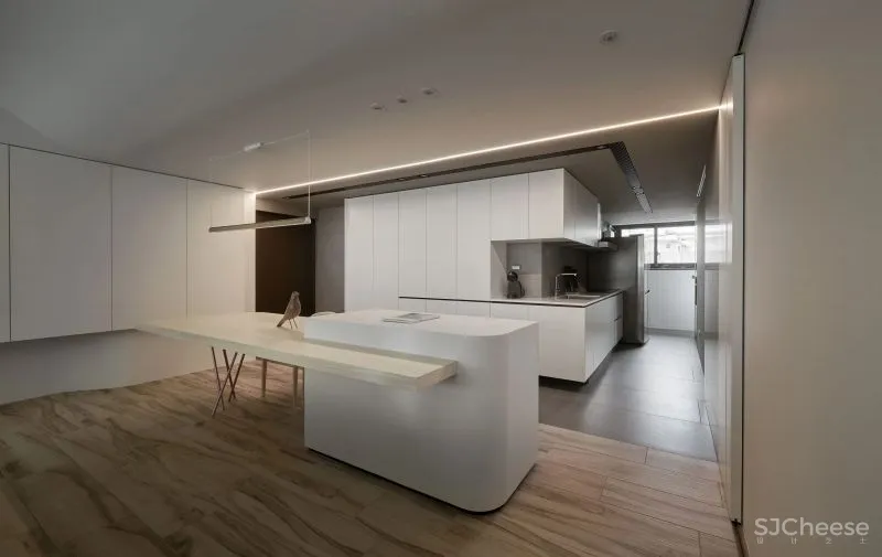 她买下低层高90㎡老房,74w造出极致纯净白色家,独自和收养的狗狗同住!