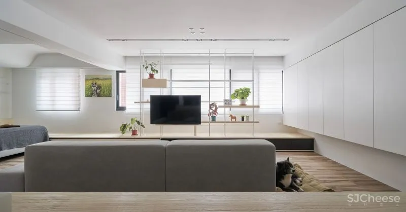 她买下低层高90㎡老房,74w造出极致纯净白色家,独自和收养的狗狗同住!