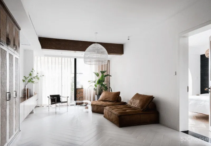 在武汉造一所“北欧度假屋”:白墙、老木头、皮革,150㎡住一家三口,敞亮又温暖!