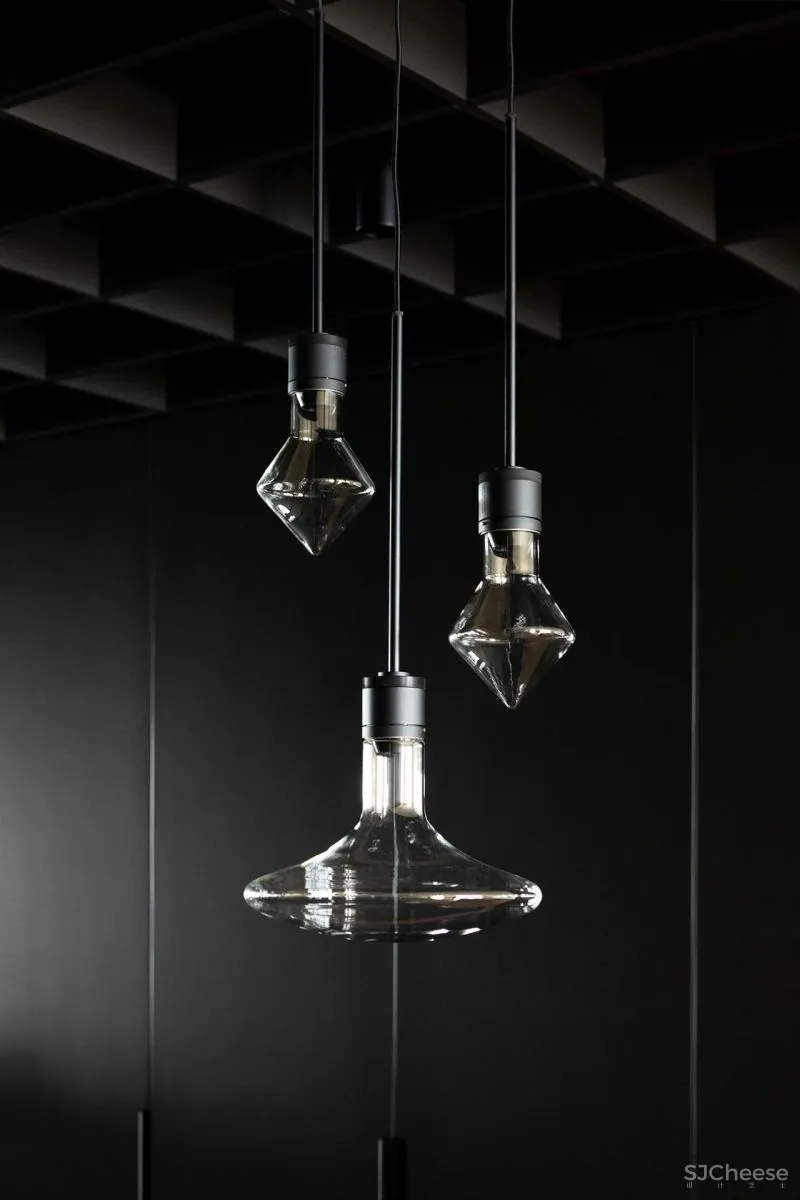 全屋使用黑白装饰,只为了不干扰窗外的景色