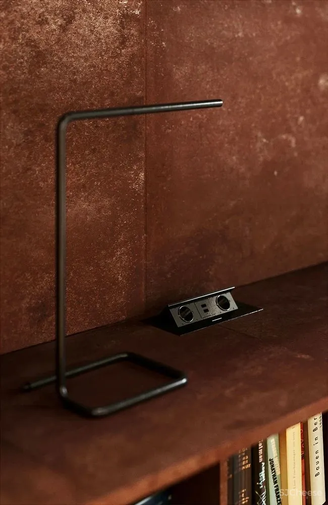 120平米的公寓融合了新与旧、粗犷与细腻、厚重与轻盈