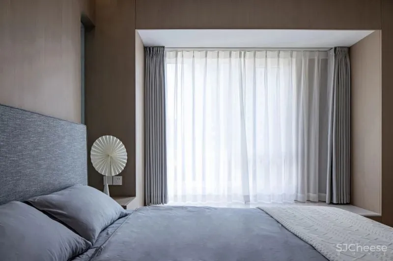 黄铜、石材、藤编，温暖自然的大平层设计丨木桃盒子