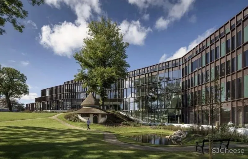 嘉士伯新总部大楼,可回收的黄铜外立面,示范了真正可持续理念!