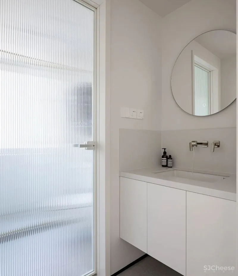 黄铜、石材、藤编，温暖自然的大平层设计丨木桃盒子