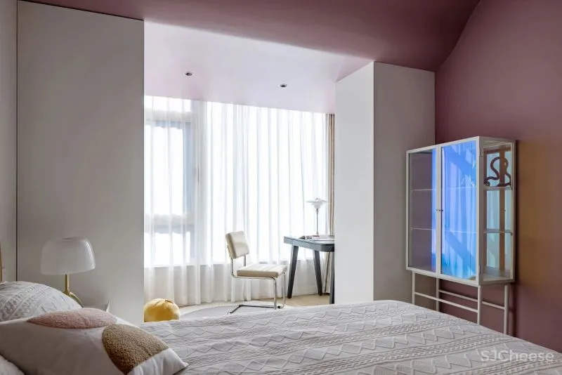 黄铜、石材、藤编，温暖自然的大平层设计丨木桃盒子