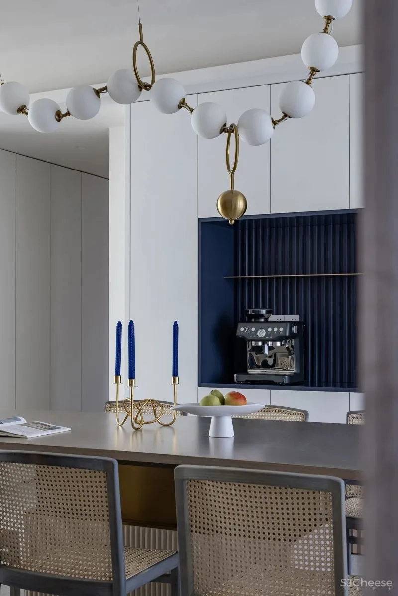 黄铜、石材、藤编，温暖自然的大平层设计丨木桃盒子