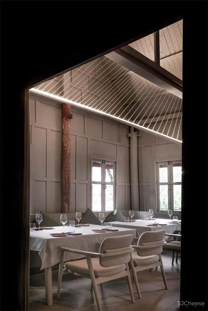 充满悠久历史的房子被现代的手法重新装点