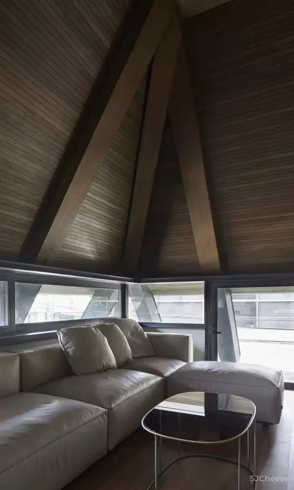 外观像碉堡,东京三轩茶屋,别有洞天的光影混凝土住宅