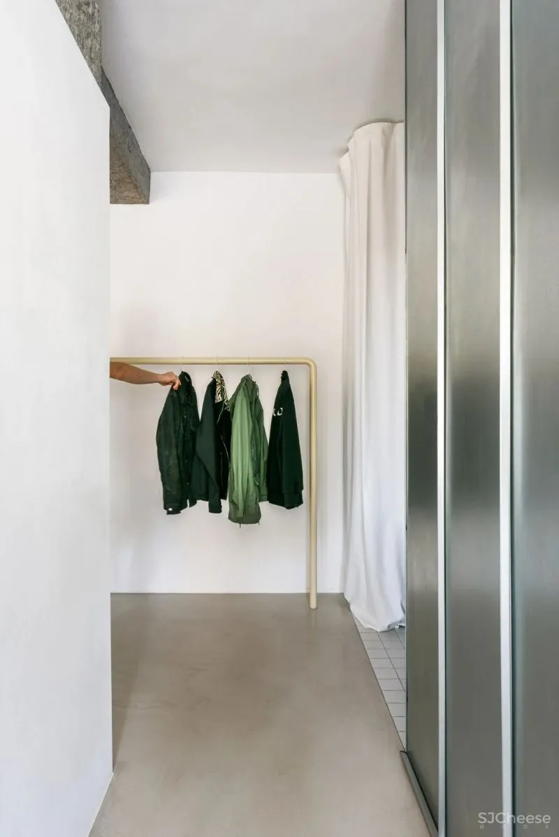 70平米的老旧住宅大翻身,加入了不锈钢、圆形洞等多种有趣的元素!