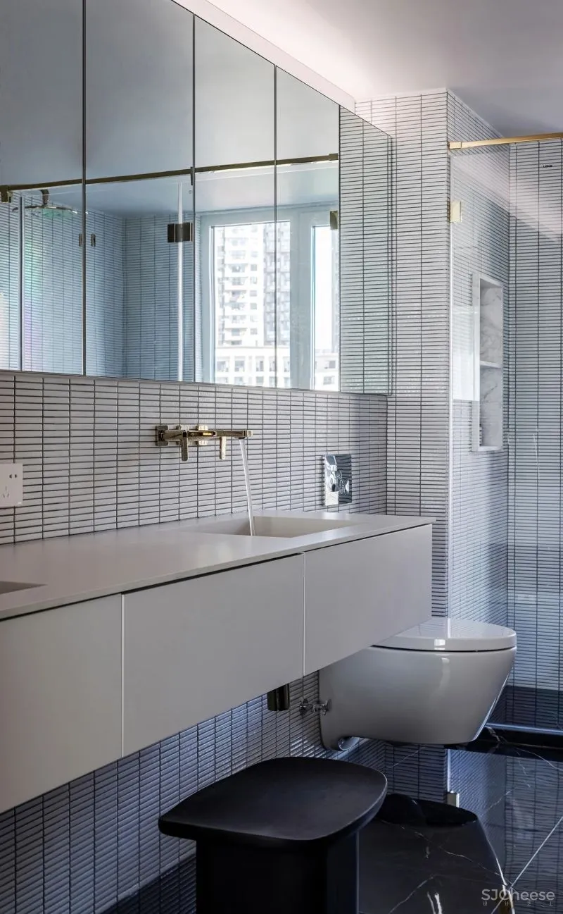 黄铜、石材、藤编，温暖自然的大平层设计丨木桃盒子