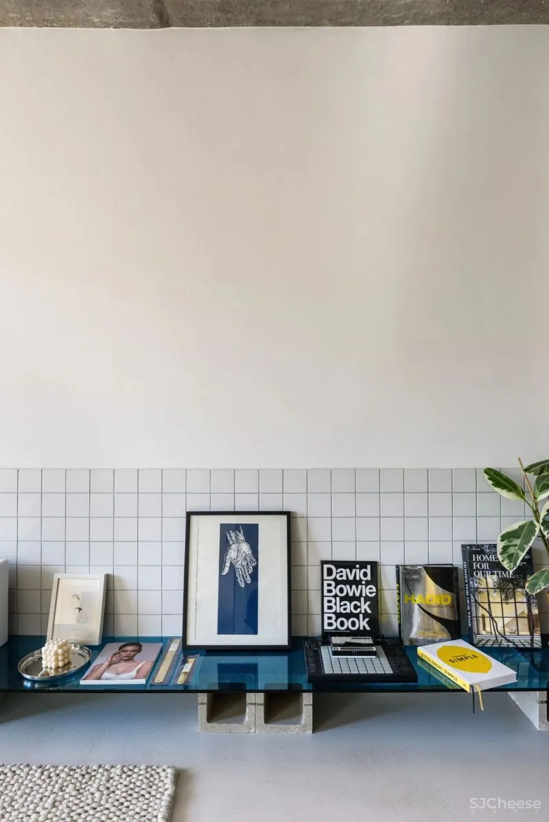 70平米的老旧住宅大翻身,加入了不锈钢、圆形洞等多种有趣的元素!