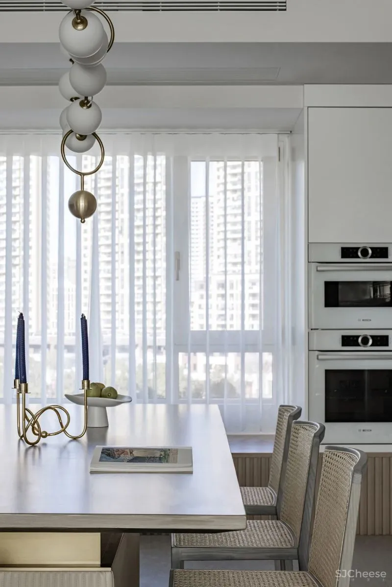 黄铜、石材、藤编，温暖自然的大平层设计丨木桃盒子