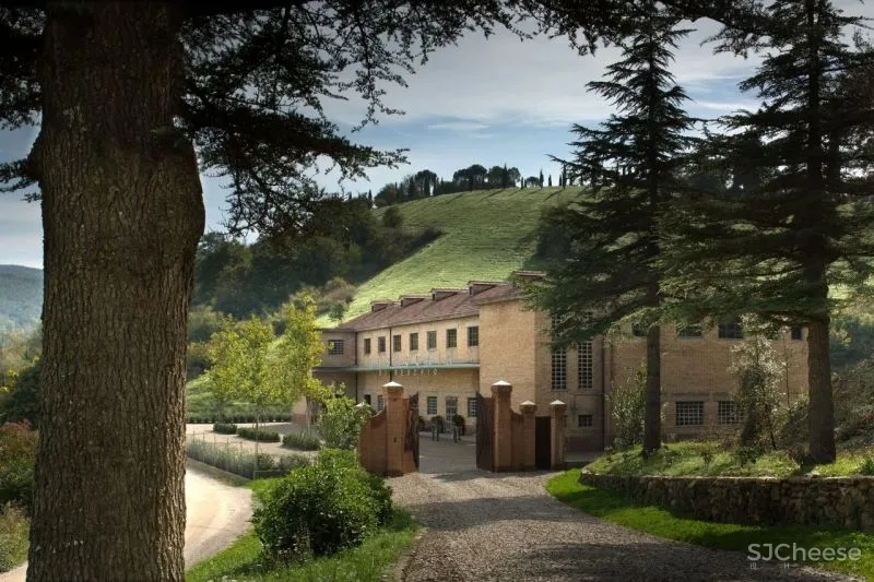 意大利千年古堡改造的酒店,1500万平米仅36间房,现代与古典的极限混搭!