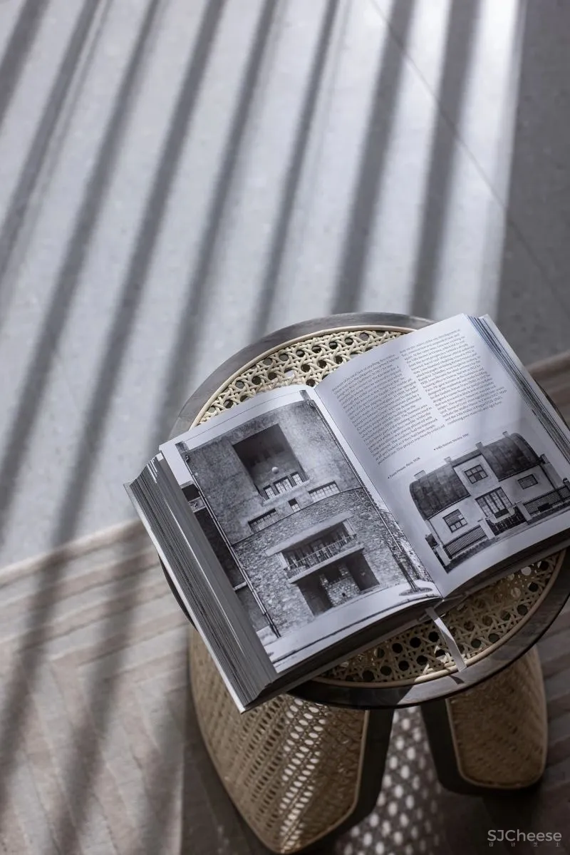 黄铜、石材、藤编，温暖自然的大平层设计丨木桃盒子