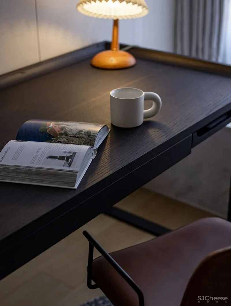 黄铜、石材、藤编，温暖自然的大平层设计丨木桃盒子