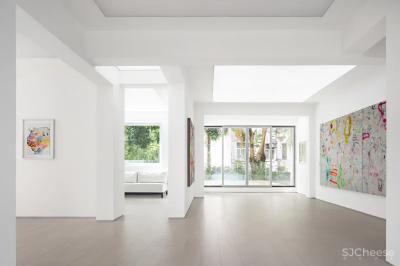 老宅变身极简白画廊，以空间与光探索艺术之雅