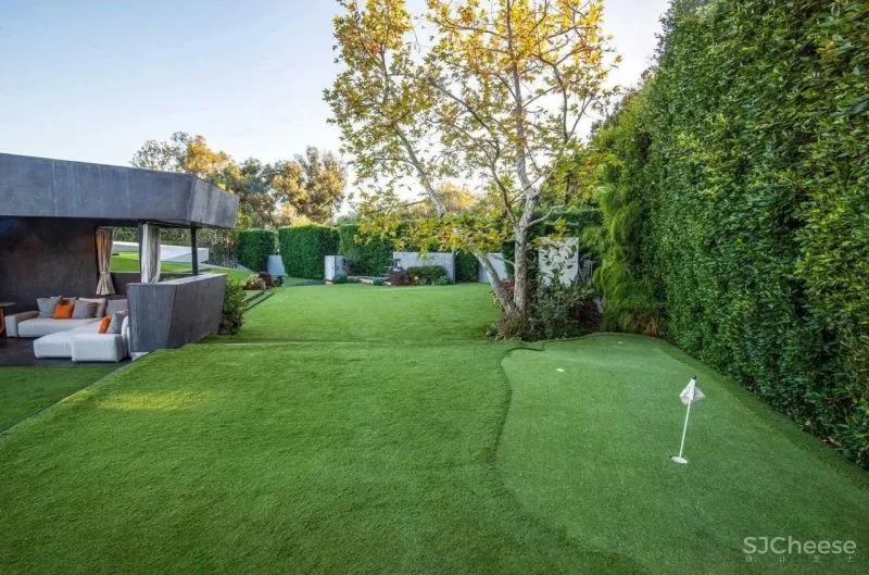 隐藏在草坪下的三层豪宅，用混凝土、钢材、木材打造前卫之所！