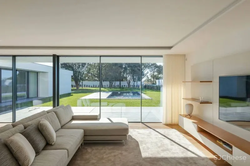 葡萄牙白色极简别墅劳利诺·席尔瓦(Raulino Silva)