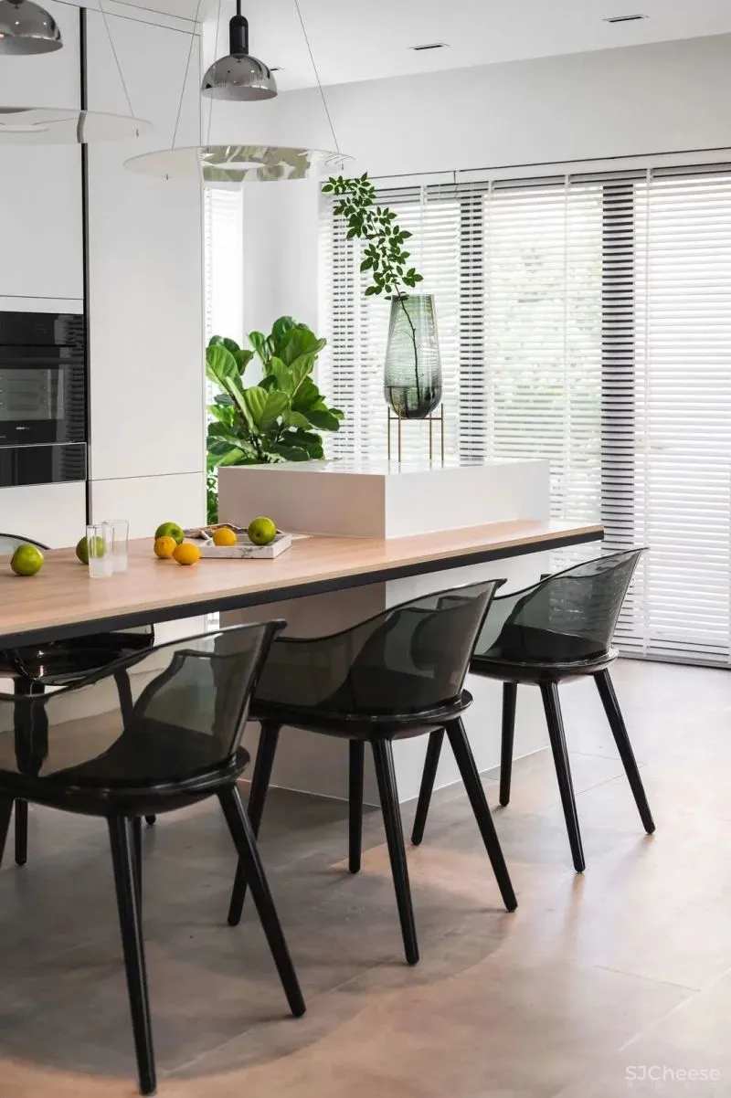 隔出玄关，打开客餐厅，环绕落地窗让家充满阳光 王中玮