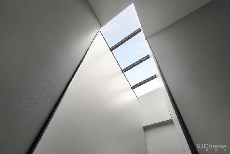 余颢凌：650㎡私人别墅，空间之境，与自然为邻！