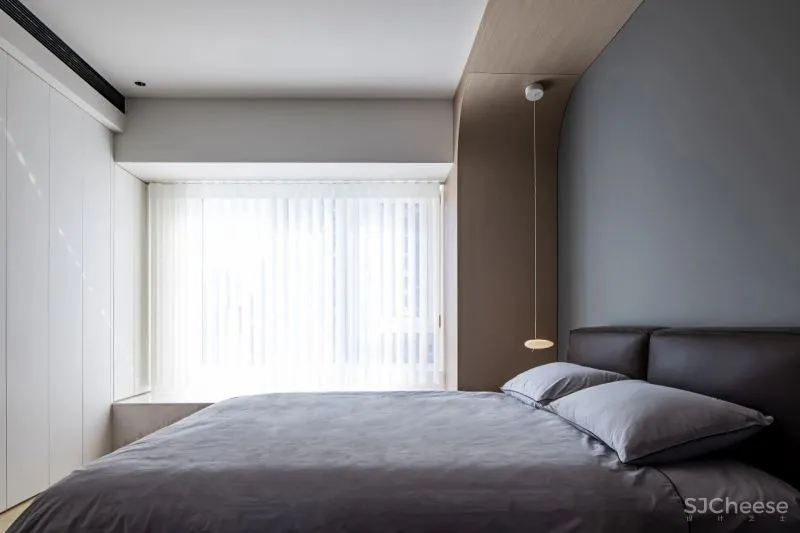 黄铜、石材、藤编，温暖自然的大平层设计丨木桃盒子