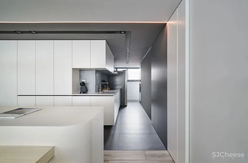 她买下低层高90㎡老房,74w造出极致纯净白色家,独自和收养的狗狗同住!