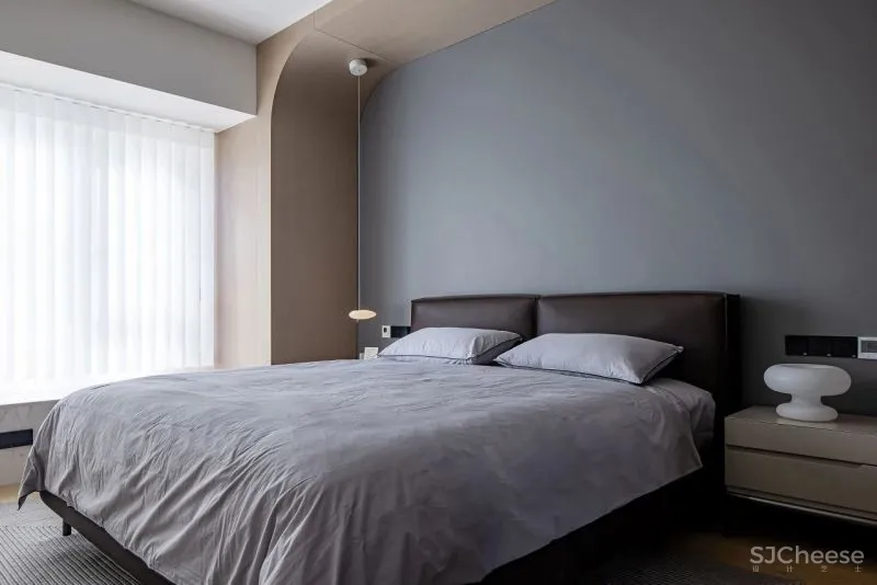 黄铜、石材、藤编，温暖自然的大平层设计丨木桃盒子