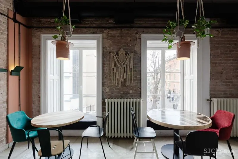 IRA LYSIUK 90㎡咖啡厅设计,现代与历史的交织