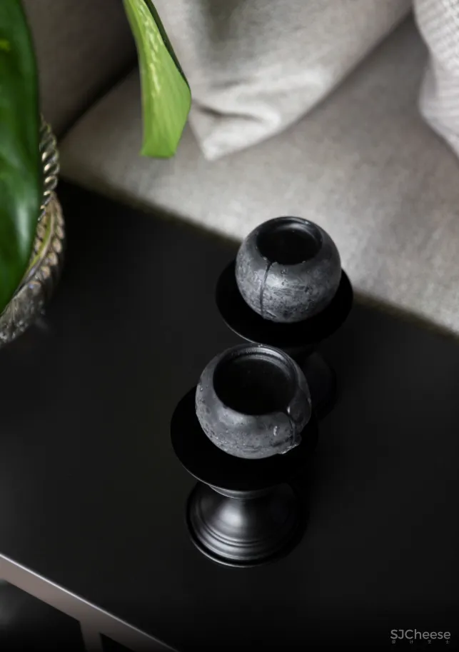 全屋使用黑白装饰,只为了不干扰窗外的景色