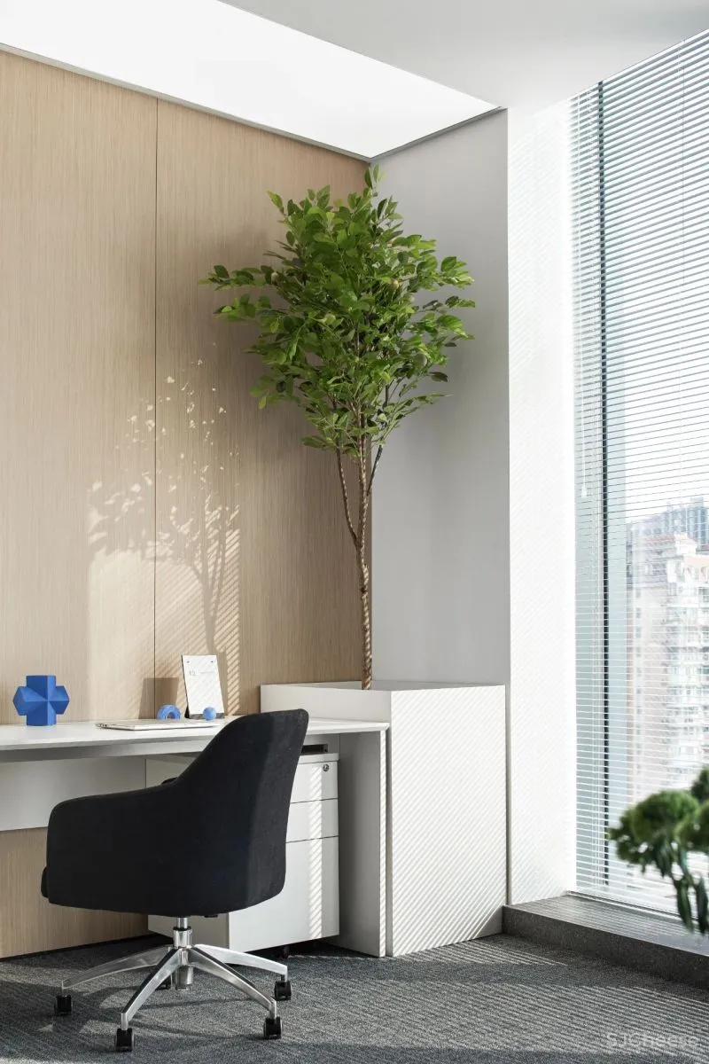 知白设计 × 餐盟严选:盒中绿意,21棵树的办公空间