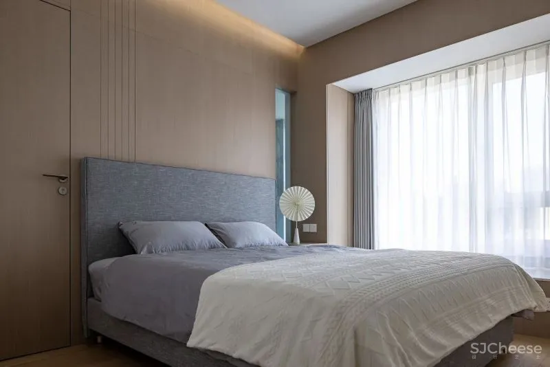 黄铜、石材、藤编，温暖自然的大平层设计丨木桃盒子