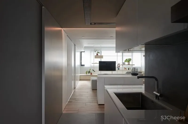 她买下低层高90㎡老房,74w造出极致纯净白色家,独自和收养的狗狗同住!