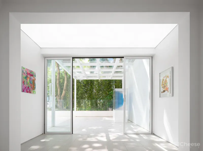 老宅变身极简白画廊，以空间与光探索艺术之雅