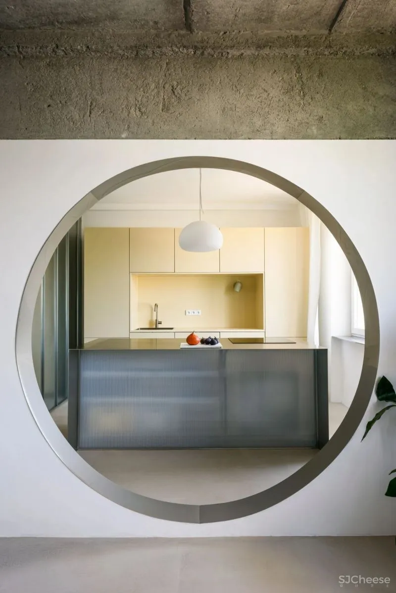 70平米的老旧住宅大翻身,加入了不锈钢、圆形洞等多种有趣的元素!