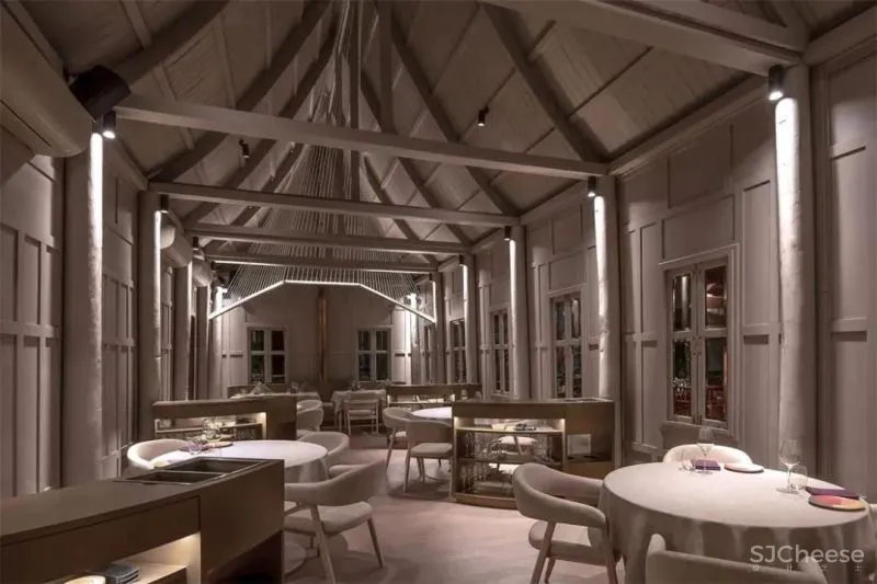 充满悠久历史的房子被现代的手法重新装点