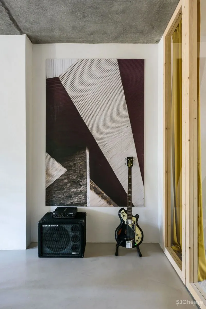 70平米的老旧住宅大翻身,加入了不锈钢、圆形洞等多种有趣的元素!