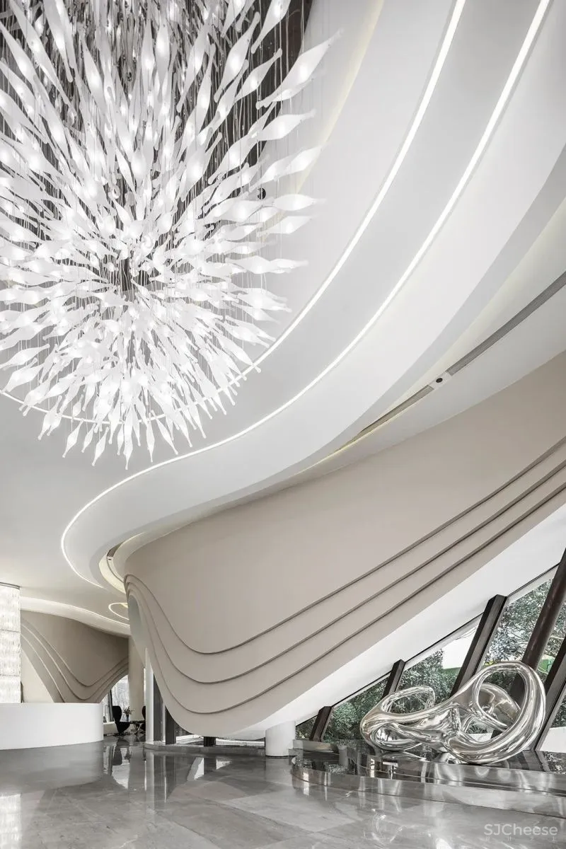 CLV赛拉维 首创成都禧瑞光华,曲线属于上帝 !